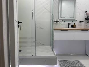 Белая студия на небоскрёбе Акай сити Apartment in Europe