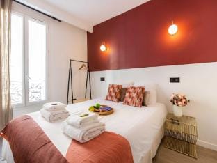 Cosy bedroom - Tour Eiffel  Champs de Mars 9A Apartment in Paris