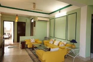 Inaaya- Jacuzzi X Downtown Luxe w terrace & cook Apartment in Jaipur
