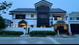 Villa for Rent! Good for Large Pax Vacation rental in Las Pinas
