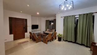 Villa for Rent! Good for Large Pax Vacation rental in Las Pinas
