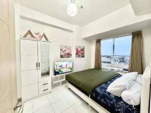 2 Bedroom Tokyo Apartment PIK 2 Wi-fi Hot Shower Apartment in West Java