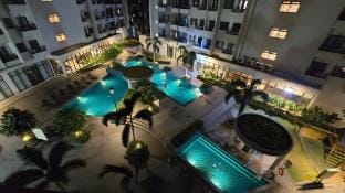 Cozy 2br with balcony and pool view Apartment in Paranaque