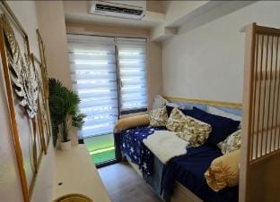 Cozy 2br with balcony and pool view Apartment in Paranaque
