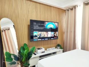 Unit Clyde: Fresh Condo across Ayala Cloverleaf Apartment in Quezon City