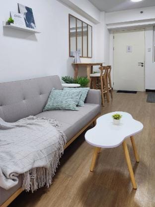 Unit Clyde: Fresh Condo across Ayala Cloverleaf Apartment in Quezon City