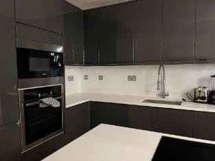 Luxury Riverside Retreat With Bath Jacuzzi  Apartment in London Borough of Lewisham