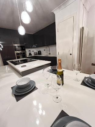 Luxury Riverside Retreat With Bath Jacuzzi  Apartment in London Borough of Lewisham