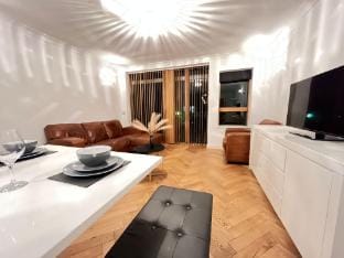 Luxury Riverside Retreat With Bath Jacuzzi  Apartment in London Borough of Lewisham
