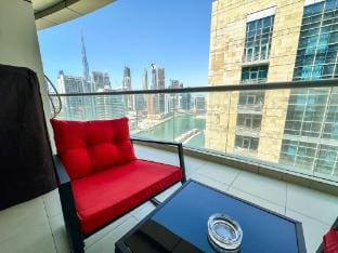 Vserve - 1 BR Stunning Canal and Burj Khalifa View Apartment in Dubai
