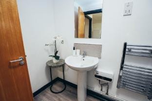 City Centre 2min | Self CheckIn | Smart TV | WiFi Apartment in Sheffield