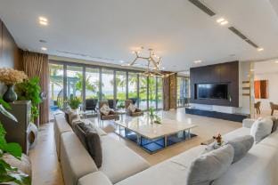Luxe 6BR Beachfront Villa: Group Getaway Haven Villa in Hoa Hai