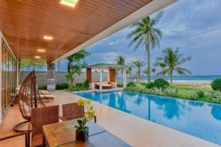 Luxe 6BR Beachfront Villa: Group Getaway Haven Villa in Hoa Hai