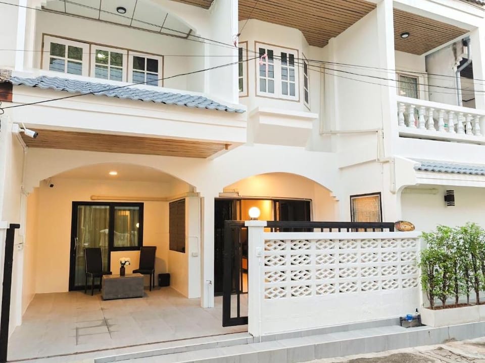 Townhouse 4bed 2bath Near Walking st. & Beach 2KM Hotel in Pattaya City