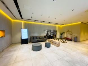 Waterfront Living near Palazzo Versace - Pool, Gym Apartment in Dubai