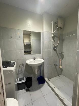 SEA simple unit,wifi installed near MOA 5 min walk Apartment in Pasay