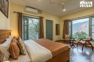 StayVista at Pinecrest Manor - Outdoor Jacuzzi Villa in Himachal Pradesh