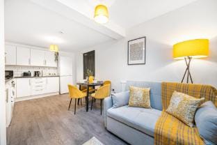 Spacious 5 bed apartment in Manchester  Apartment in Bury