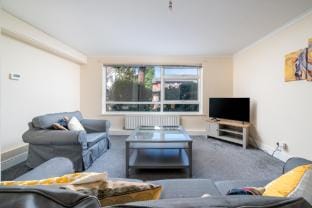 Modern 2BR Apartment w/ Free Parking in Redhill Vacation rental in Redhill