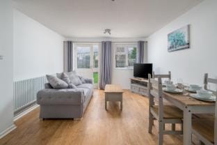 Pet-Friendly 1Bedroom in Crawley w/ Private Garden Vacation rental in Crawley