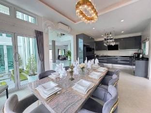 Seven-Star Stay, Pattaya, 4 Bedrooms, 5 Bathrooms, Private House with Garden Pool Villa Villa in Pattaya City