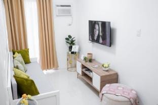 Cozy Crib Suite Condo w/ Balcony Pool & Gym Apartment in Puerto Princesa
