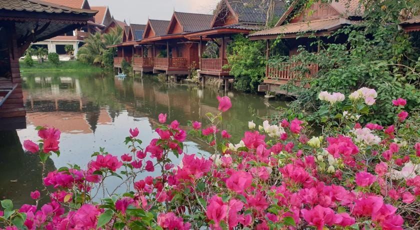 คุ้มวราเฮือนไทย Resort in Laos