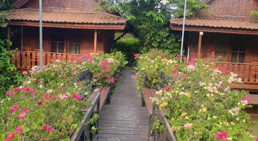 คุ้มวราเฮือนไทย Resort in Laos