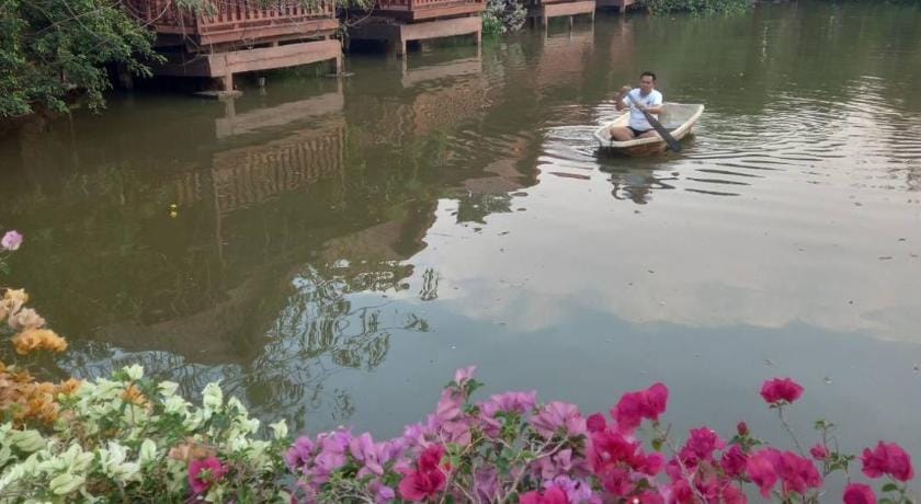คุ้มวราเฮือนไทย Resort in Laos