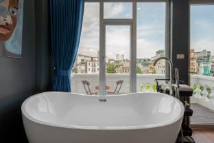 Holly's Elegance Retreat w/bathtub in Old Quarter Vacation rental in Hanoi