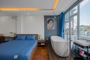Holly's Elegance Retreat w/bathtub in Old Quarter Vacation rental in Hanoi