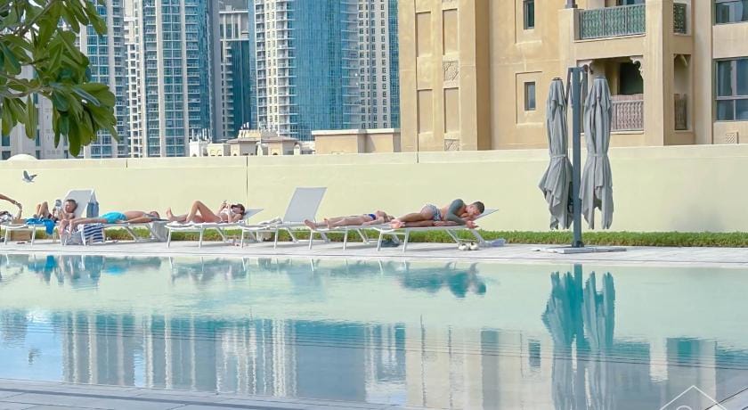 Burj Royale Luxury: One-Bedroom with City Views Apartment in Dubai