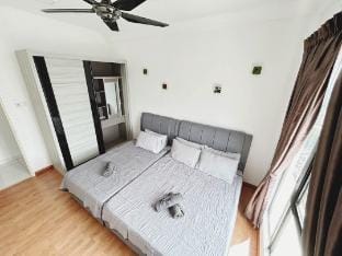 Platino 10 Pax, few steps to Paradigm & escape JB Vacation rental in Johor Bahru