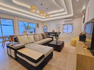 De Beach Pool Villa - 3-Minute Walk to Beach, 5 Bedrooms, Newly Built Clean Pool Villa Vacation rental in Pattaya City