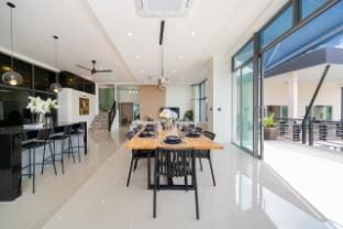 Patong Cliff  Pool villa 12 Rooms /Phuket/sleep 26 Villa in Patong
