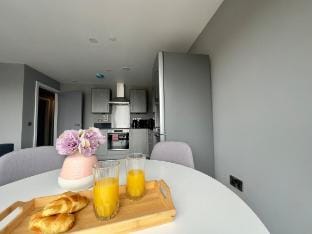 City Centre Albert Dock & Arena Spacious 2-BR Apt Vacation rental in Liverpool