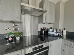 City Centre Albert Dock & Arena Spacious 2-BR Apt Vacation rental in Liverpool