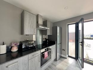 City Centre Albert Dock & Arena Deluxe 2-BR Apt Vacation rental in Liverpool