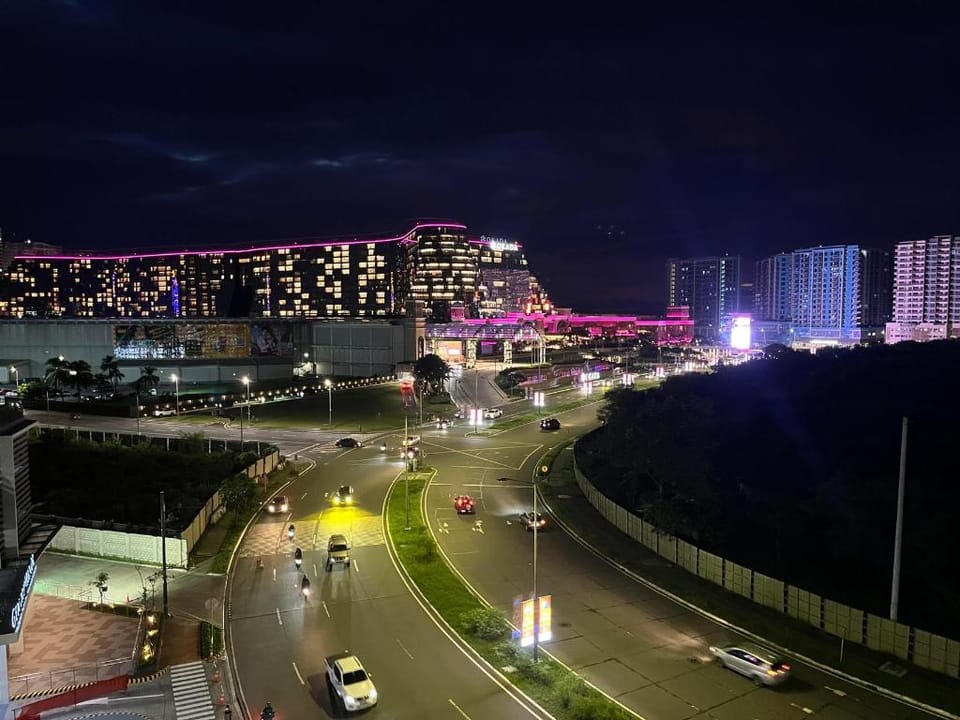 Gentry Manor Balcony Okada View WiFi Netflix Near Airport MOA 6Q Apartment in Pasay