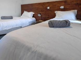 High floor|SeaSunset View|Retro|2BR|Jesselton Quay Apartment in Kota Kinabalu