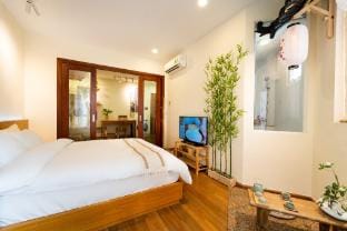 Japandi 1BR Apt with Bathtub & Balcony @ 5' to D1 Apartment in Ho Chi Minh City