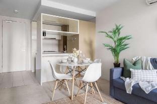 Serene 2BR Apartment in the Heart of Melbourne Vacation rental in Melbourne