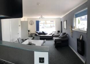 Limegrove Comfortable Three Bedroom House Apartment in England