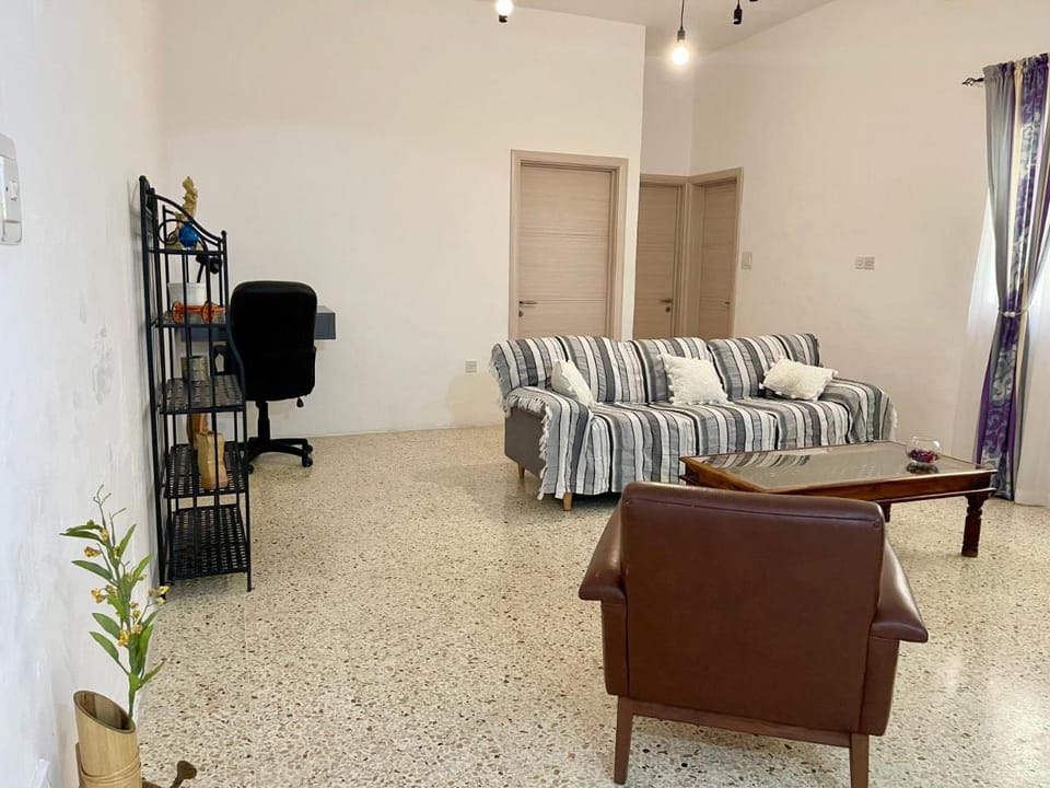 Coastal Charm 3-Bedroom Retreat Steps from d Beach Apartment in Saint Paul's Bay