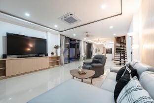 La bella villa Brand New Fully Luxury V149 Vacation rental in Thep Krasatti