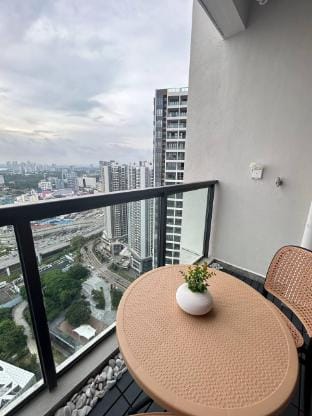 Unblocked CharmingSeaView3BR unitatR&FSeineRegion Apartment in Johor Bahru
