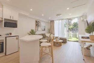 Luxurious Manly Retreat with Beachside Bliss Apartment in Manly