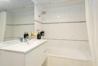 Luxurious Manly Retreat with Beachside Bliss Apartment in Manly
