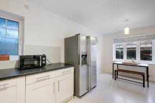 Modern Comfort 4 Bedroom 3 Bath Hse in Maidenhead Vacation rental in Maidenhead