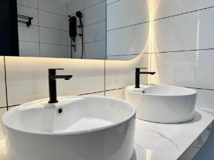 Modern Minimalist 2BR, Sea View Retreat, 8 Pax Apartment in Kedah